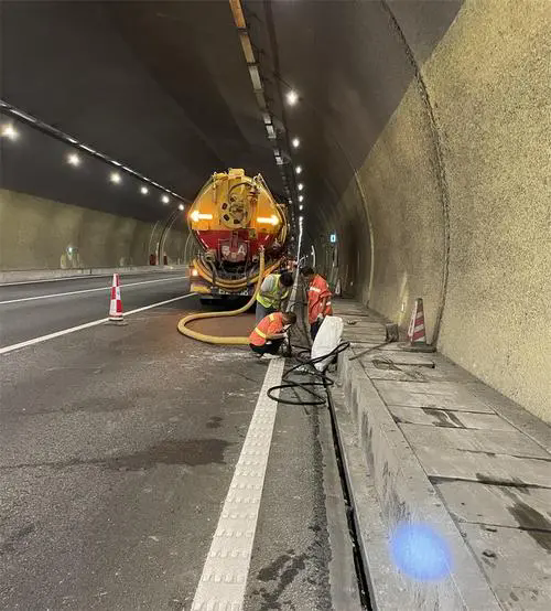 丹凤隧道排水渠清淤